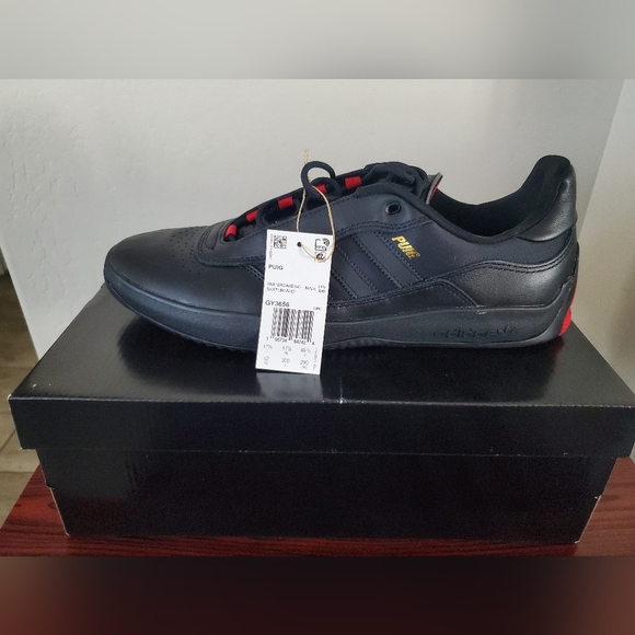 Adidas Shoe - Picture 8 of 14